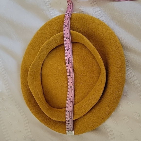 Vintage women's mustard yellow felt wool beret hat - Picture 4 of 4